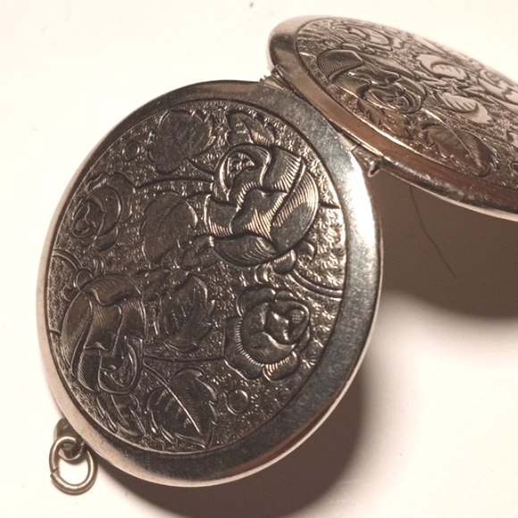 Sterling Silver Locket vintage marked Sterling. 13.36 grams.. - Picture 9 of 10